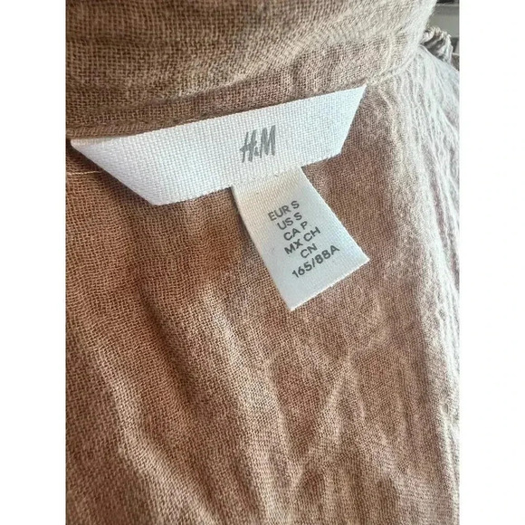 H&M TEXTURED BUTTON TAUPE WOMENS SHIRT FRONT POCKETS SIZE SMALL - Picture 8 of 8